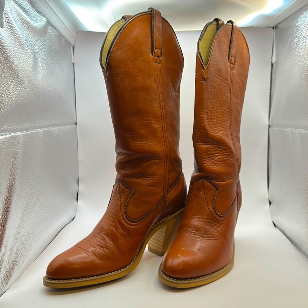 Vtg. Ladies boots size 6 leather made in USA man made.